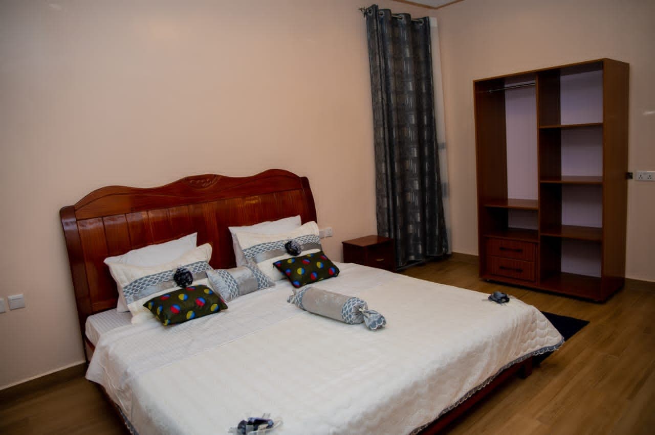 Twin guest room with wardrobe